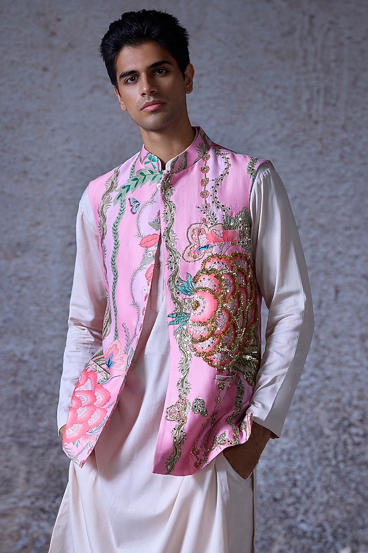 Blush Pink Silk Chanderi Embroidered Bundi Jacket Set by Mahima Mahajan Men at Pernia's Pop Up Shop