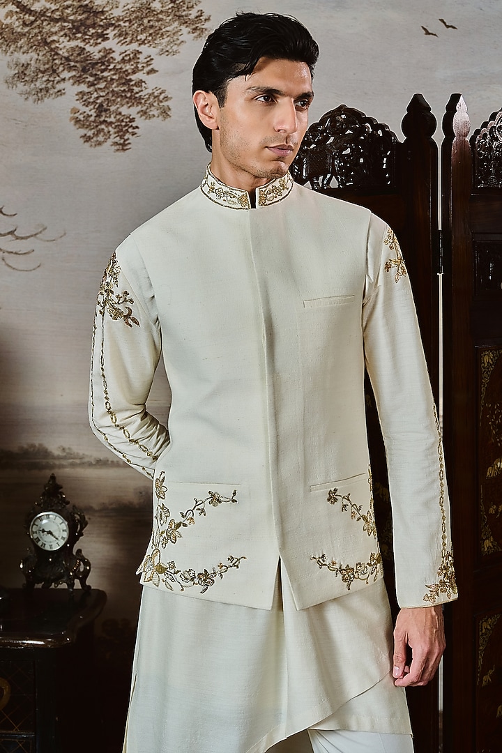 Ivory Matka Silk Embroidered Bundi Jacket Set by Mahima Mahajan Men at Pernia's Pop Up Shop