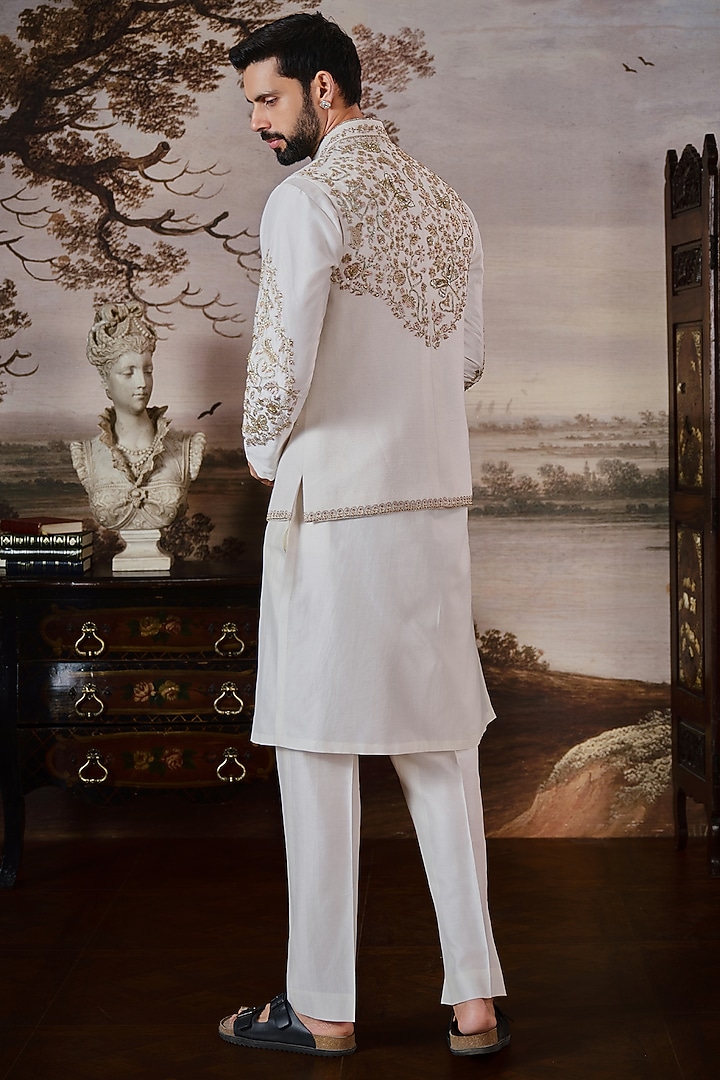 Ivory Matka Silk Embroidered Bundi Jacket Set by Mahima Mahajan Men at Pernia's Pop Up Shop