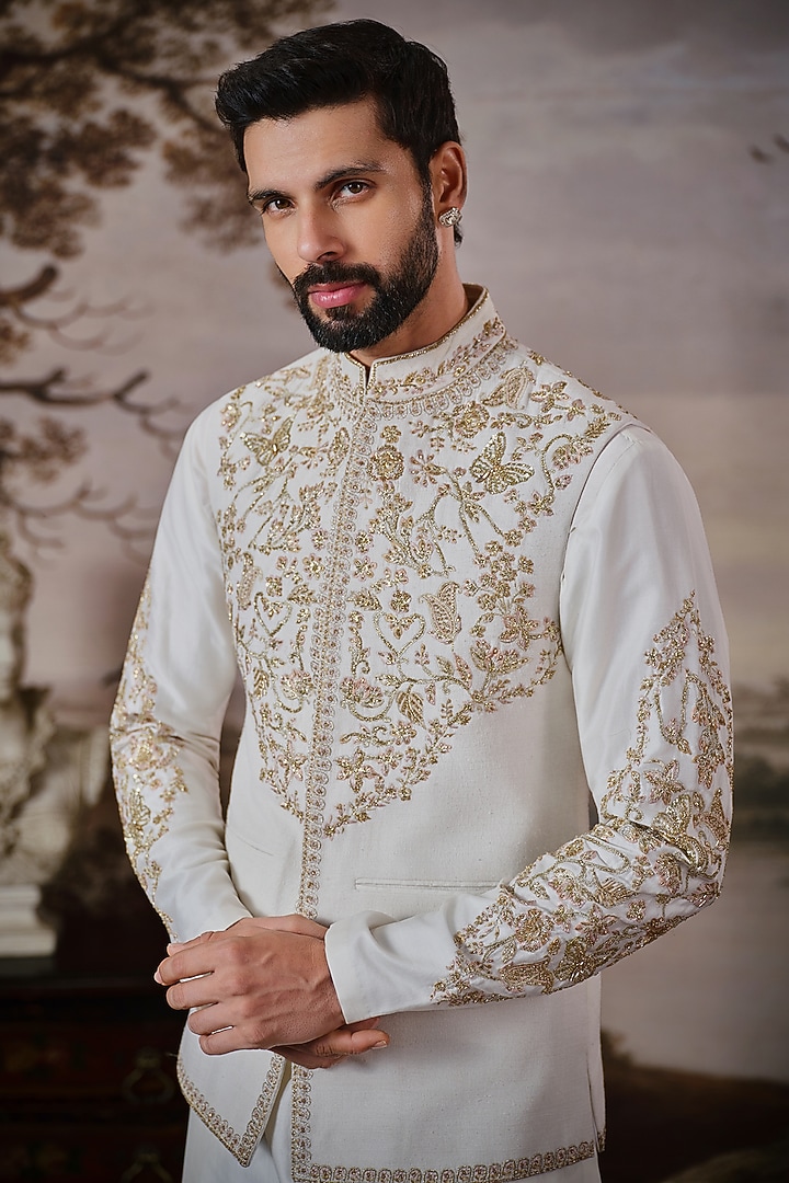 Ivory Matka Silk Embroidered Bundi Jacket Set by Mahima Mahajan Men at Pernia's Pop Up Shop