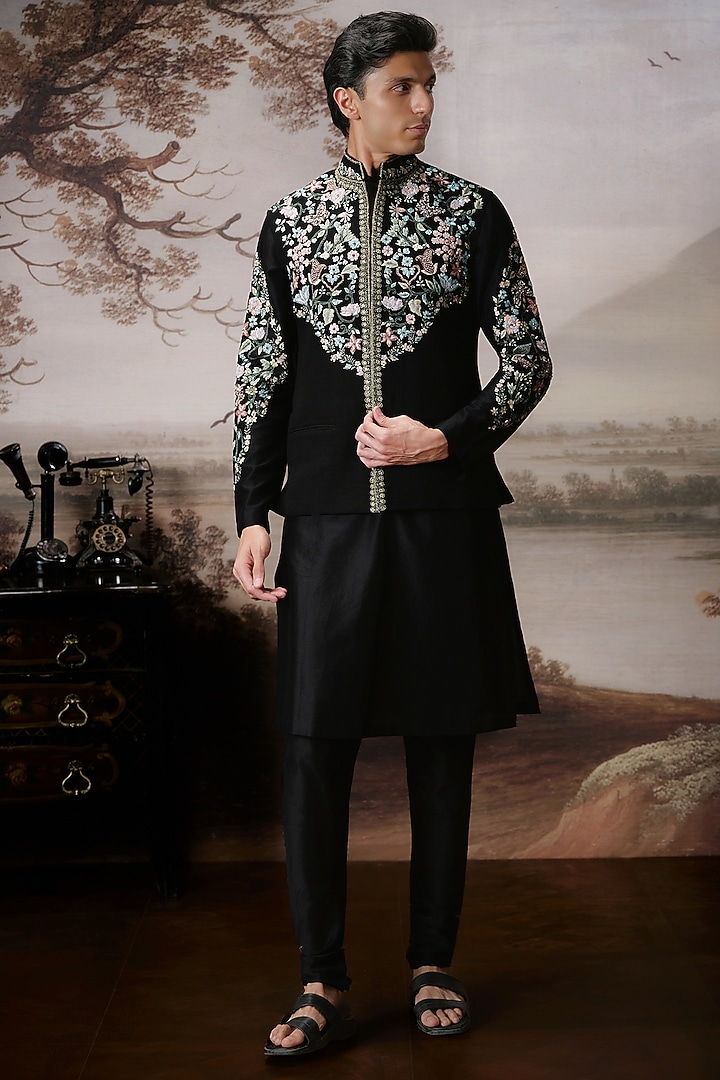 Black Matka Silk Bundi Jacket Set by Mahima Mahajan Men at Pernia's Pop Up Shop