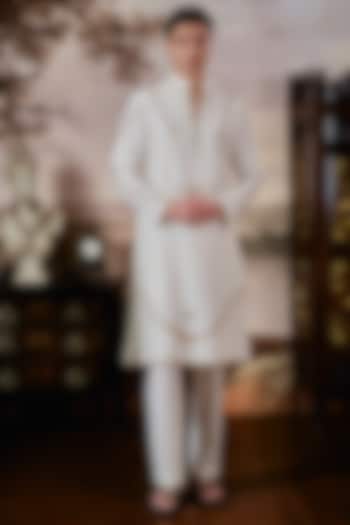 Ivory Chanderi Embroidered Kurta Set by Mahima Mahajan Men at Pernia's Pop Up Shop