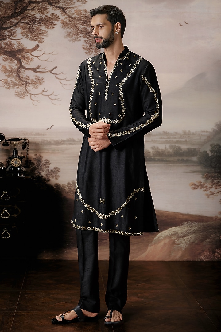Black Chanderi Kurta Set by Mahima Mahajan Men at Pernia's Pop Up Shop