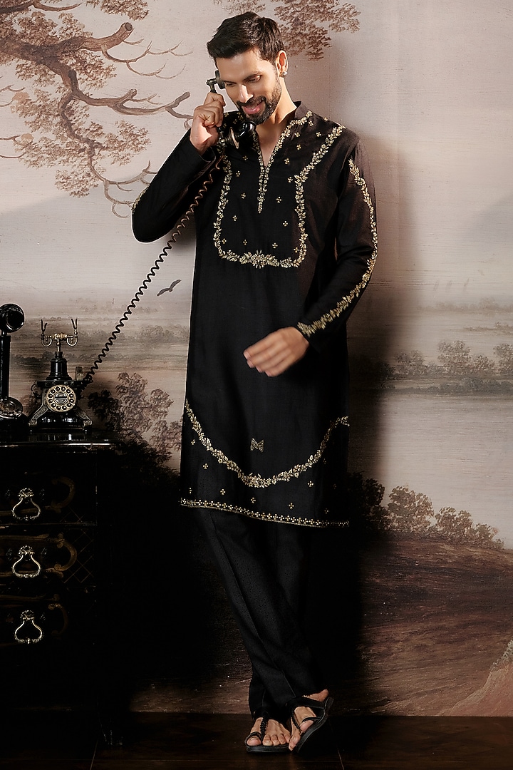 Black Chanderi Kurta Set by Mahima Mahajan Men at Pernia's Pop Up Shop