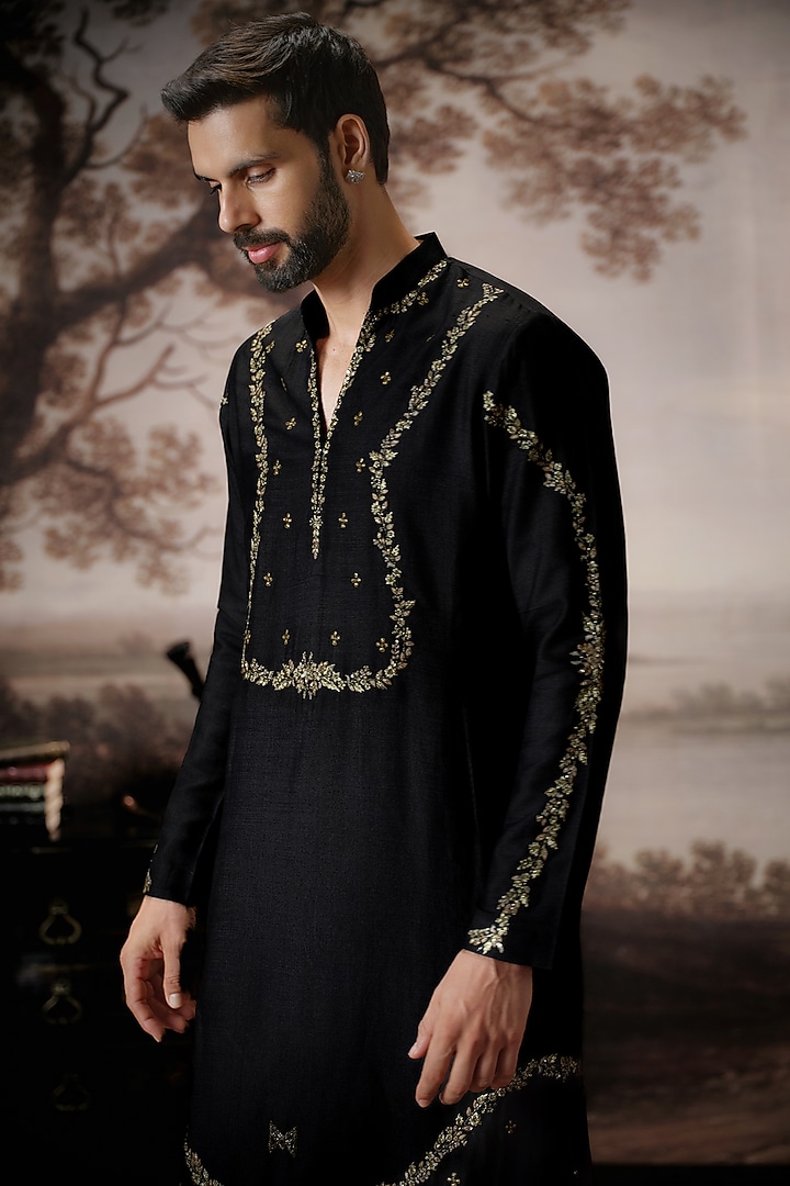 Black Chanderi Kurta Set by Mahima Mahajan Men at Pernia's Pop Up Shop