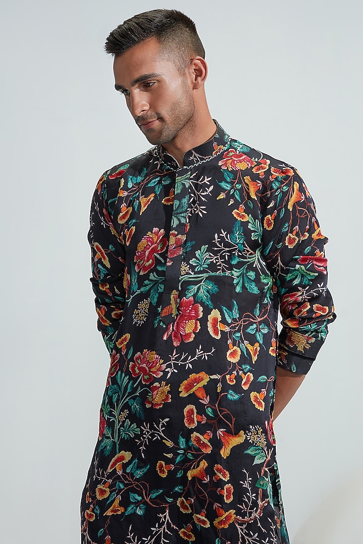 Black Printed Kurta Set by Mahima Mahajan Men at Pernia's Pop Up Shop