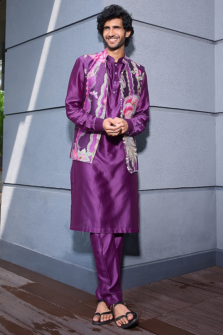 Grapevine Glazed Cotton & Chanderi Hand Embroidered Bundi Set by Mahima Mahajan Men