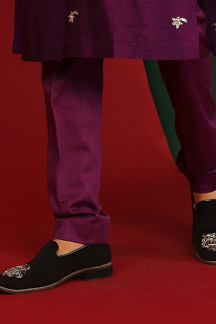 Grapevine Embroidered Kurta Set by Mahima Mahajan Men at Pernia's Pop Up Shop