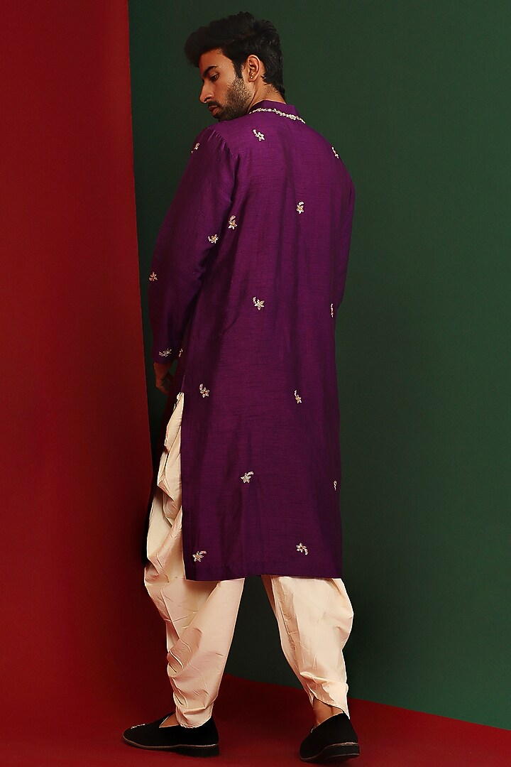 Grapevine Raw Silk Embroidered Kurta Set by Mahima Mahajan Men at Pernia's Pop Up Shop