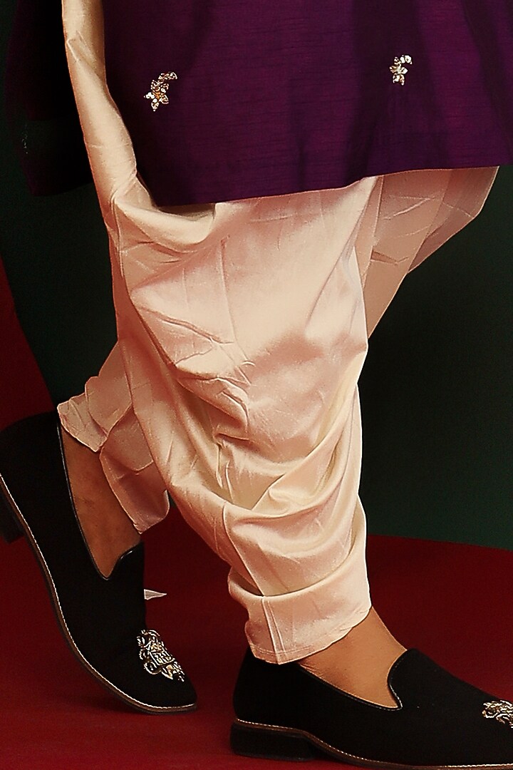 Grapevine Raw Silk Embroidered Kurta Set by Mahima Mahajan Men at Pernia's Pop Up Shop