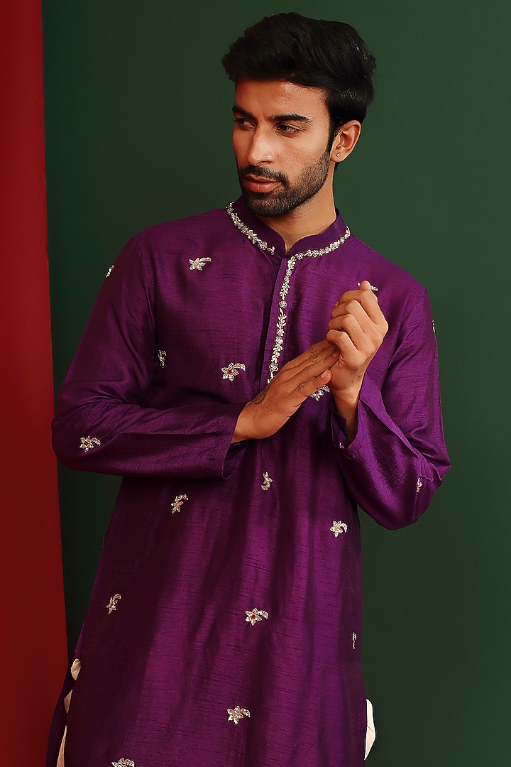 Grapevine Raw Silk Embroidered Kurta Set by Mahima Mahajan Men at Pernia's Pop Up Shop