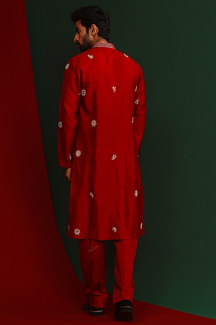 Sindoori Red Embroidered Kurta Set by Mahima Mahajan Men at Pernia's Pop Up Shop