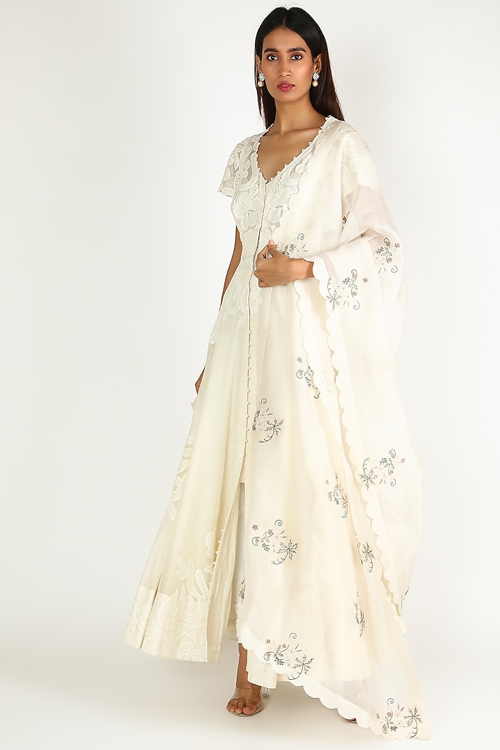 Ivory Embroidered Kurta Set by Minaxi Dadoo at Pernia's Pop Up Shop