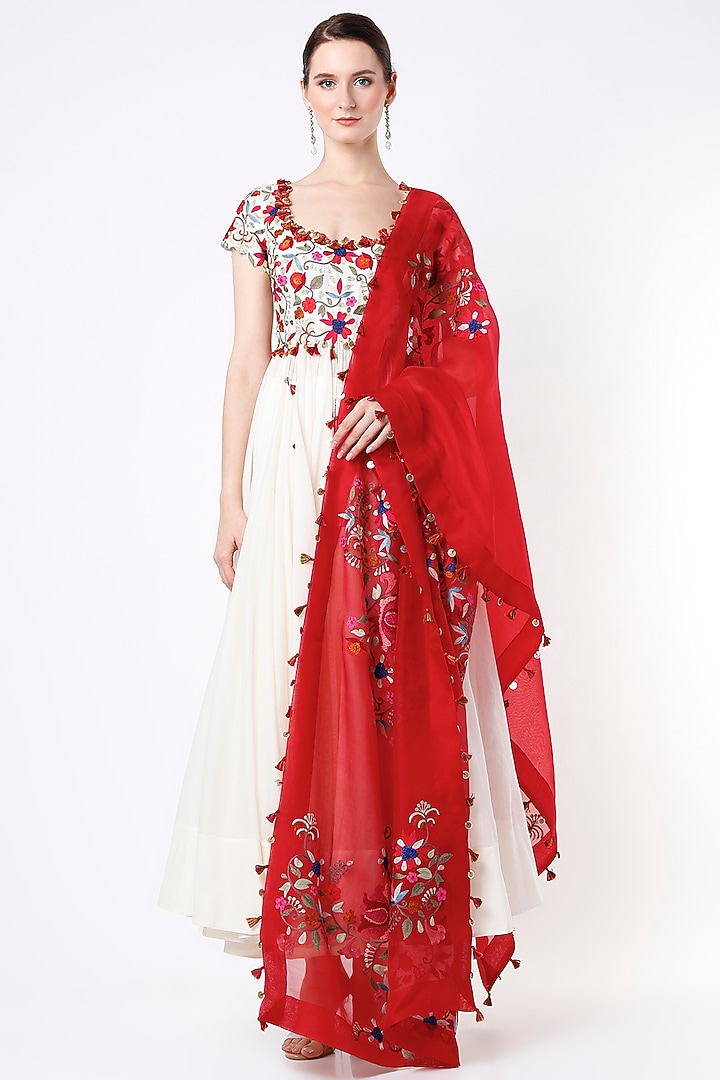 Off-White Thread Work Bridal Anarkali Set by Minaxi Dadoo at Pernia's Pop Up Shop