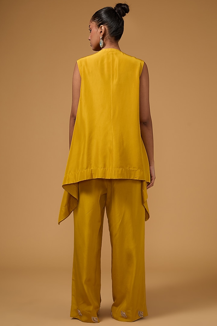 Yellow Organza Zari Embroidered Cape Set by Minaxi Dadoo at Pernia's Pop Up Shop