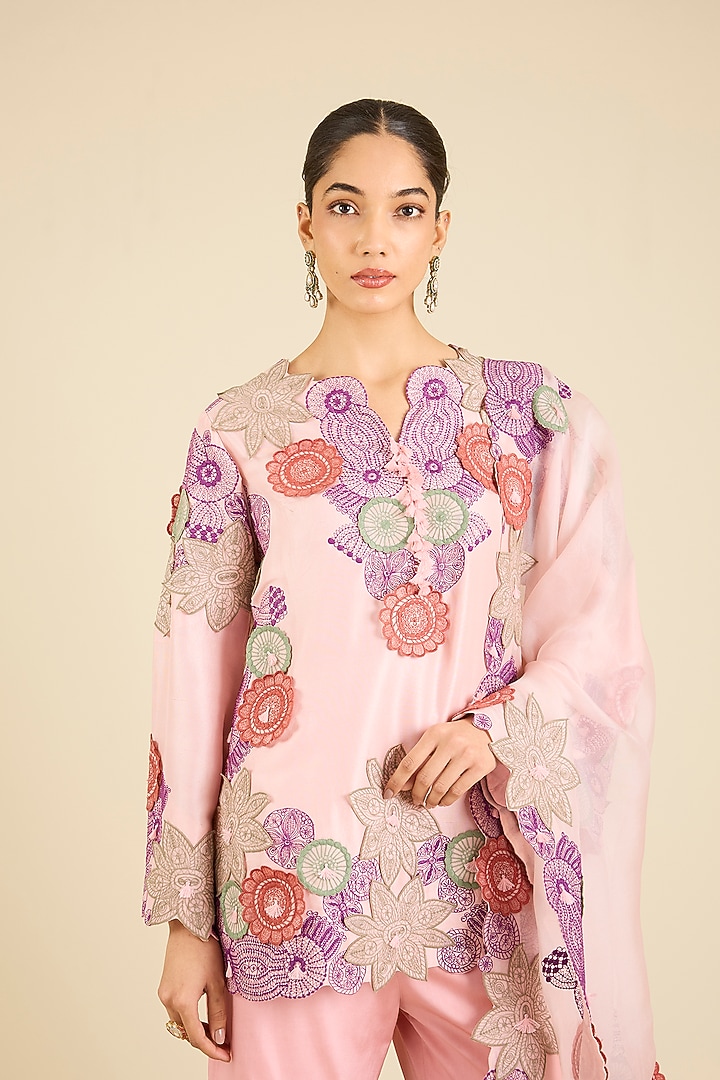 Pink Silk Embroidered Kurta Set by Minaxi Dadoo at Pernia's Pop Up Shop