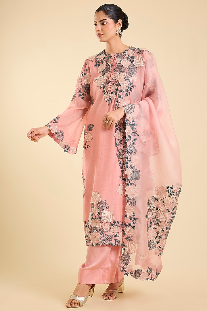 Blush Pink Chanderi Floral & Applique Work Kurta Set by Minaxi Dadoo at Pernia's Pop Up Shop