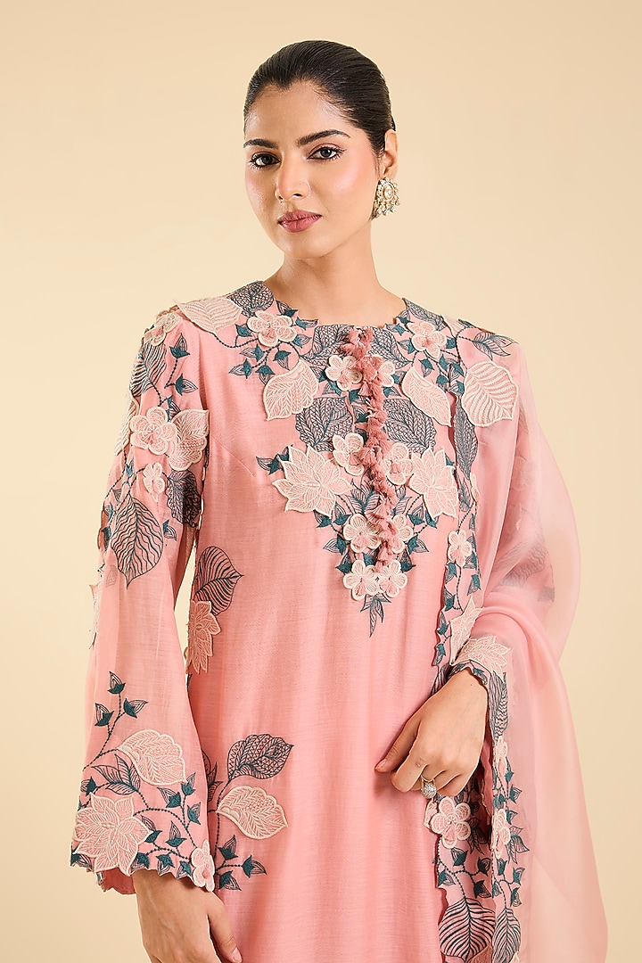 Blush Pink Chanderi Floral & Applique Work Kurta Set by Minaxi Dadoo at Pernia's Pop Up Shop
