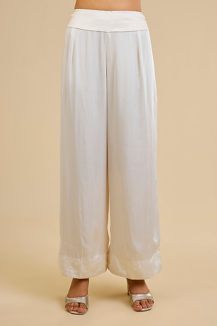 White Dupion Threadwork Straight Kurta Set by Minaxi Dadoo at Pernia's Pop Up Shop