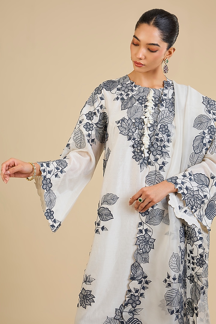 White Dupion Threadwork Straight Kurta Set by Minaxi Dadoo at Pernia's Pop Up Shop
