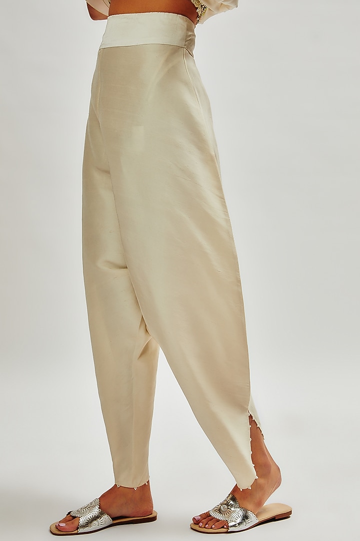 Ivory Dupion Embroidered Cape Set by Minaxi Dadoo at Pernia's Pop Up Shop