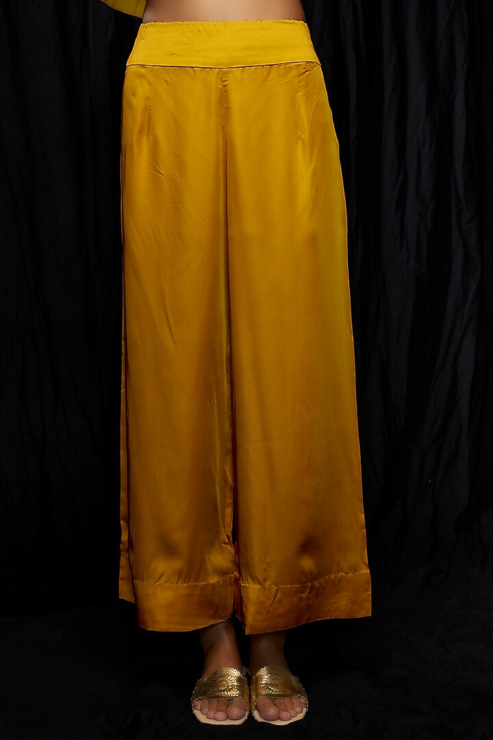 Yellow Dupion Silk Embroidered Crushed Kaftan Set by Minaxi Dadoo at Pernia's Pop Up Shop