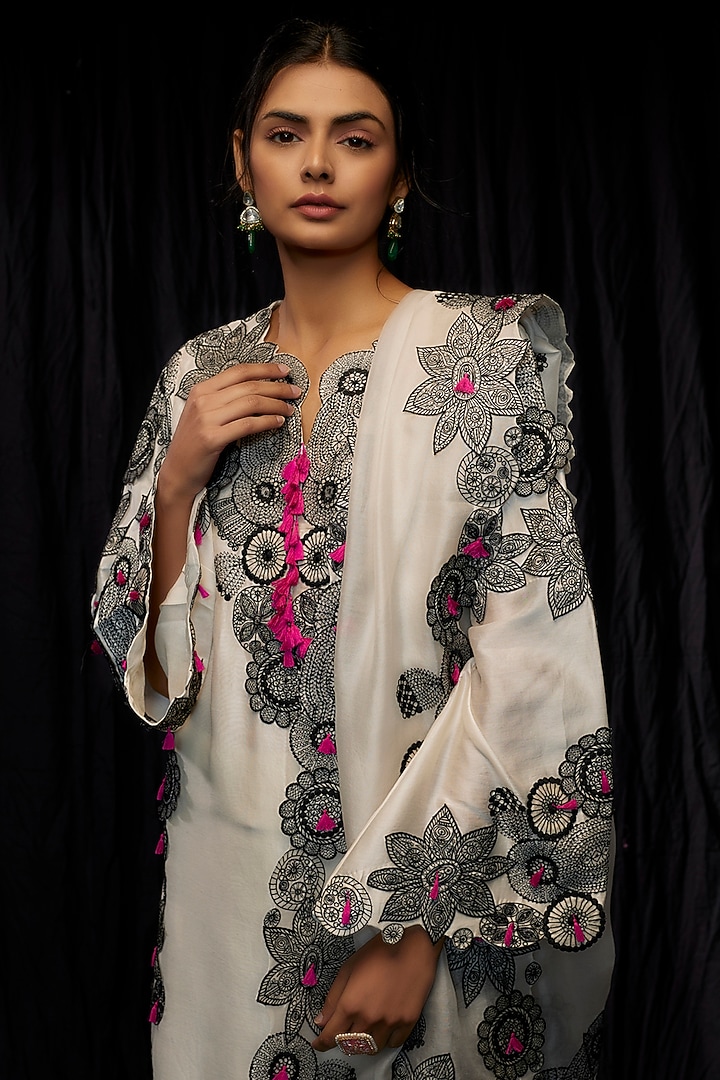Ivory Chanderi Thread Embroidered Kurta Set by Minaxi Dadoo at Pernia's Pop Up Shop