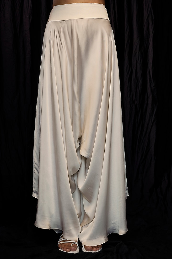 Ivory Chanderi Thread Embroidered Kurta Set by Minaxi Dadoo at Pernia's Pop Up Shop
