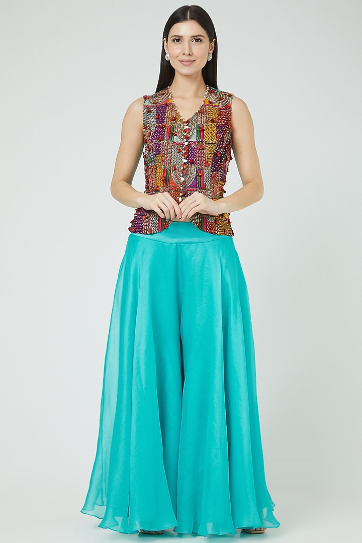Firozi Embroidered Cape Set by Minaxi Dadoo at Pernia's Pop Up Shop