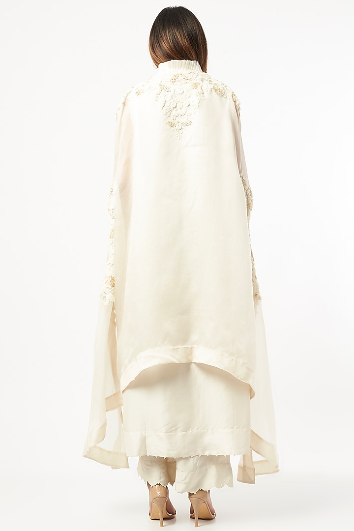 Ivory Embroidered Kurta Set by Minaxi Dadoo at Pernia's Pop Up Shop