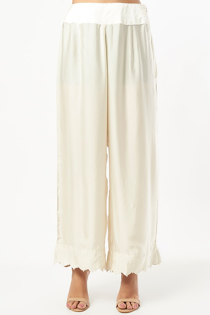 Ivory Embroidered Kurta Set by Minaxi Dadoo at Pernia's Pop Up Shop