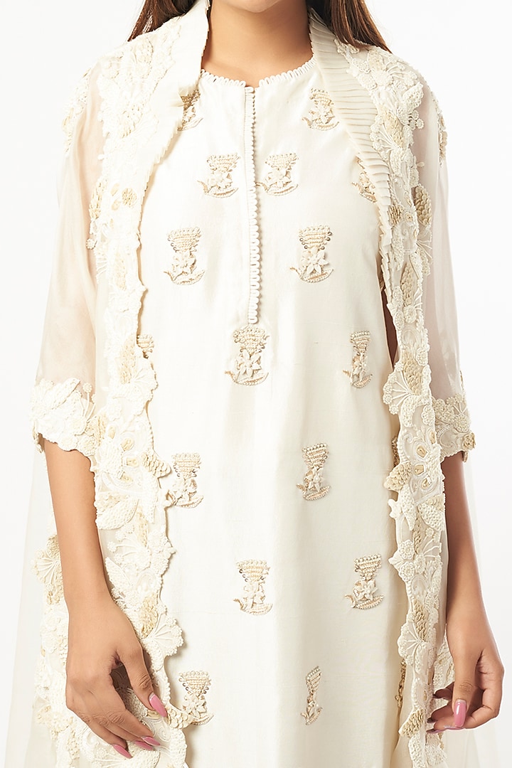 Ivory Embroidered Kurta Set by Minaxi Dadoo at Pernia's Pop Up Shop