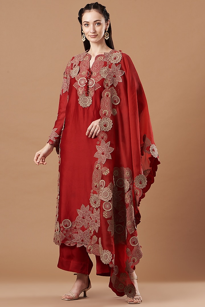 Red Chanderi Embroidered Kurta Set by Minaxi Dadoo at Pernia's Pop Up Shop