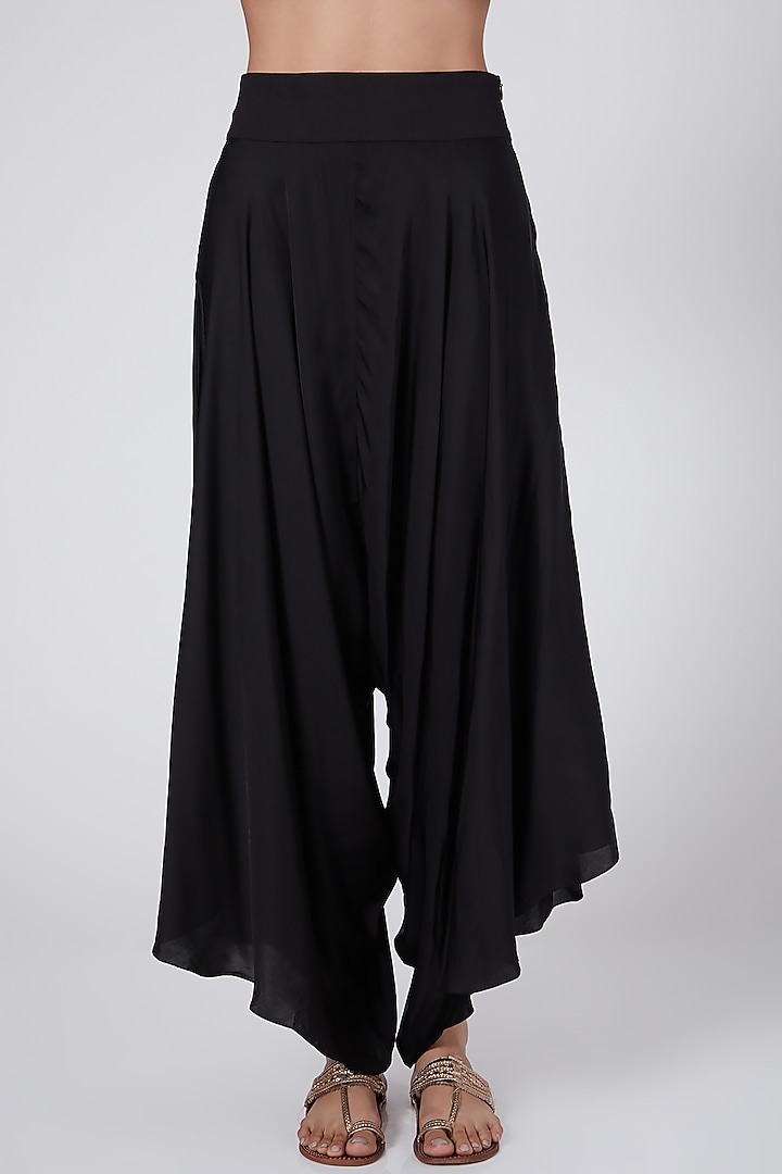 Black Embroidered Cape Set by Minaxi Dadoo at Pernia's Pop Up Shop