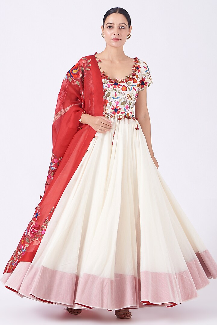Off-White Embroidered Bridal Anarkali Set by Minaxi Dadoo at Pernia's Pop Up Shop