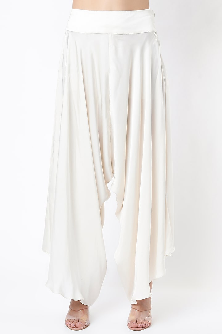 Off-White Embroidered Kurta Set by Minaxi Dadoo at Pernia's Pop Up Shop