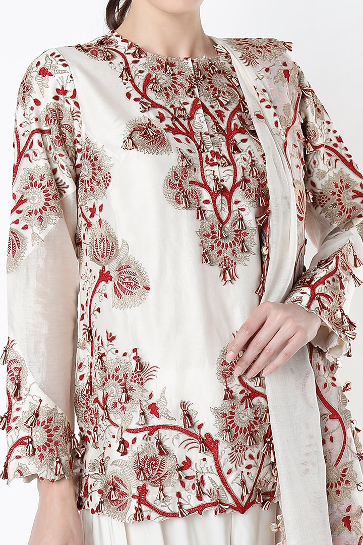 Off-White Embroidered Kurta Set by Minaxi Dadoo at Pernia's Pop Up Shop