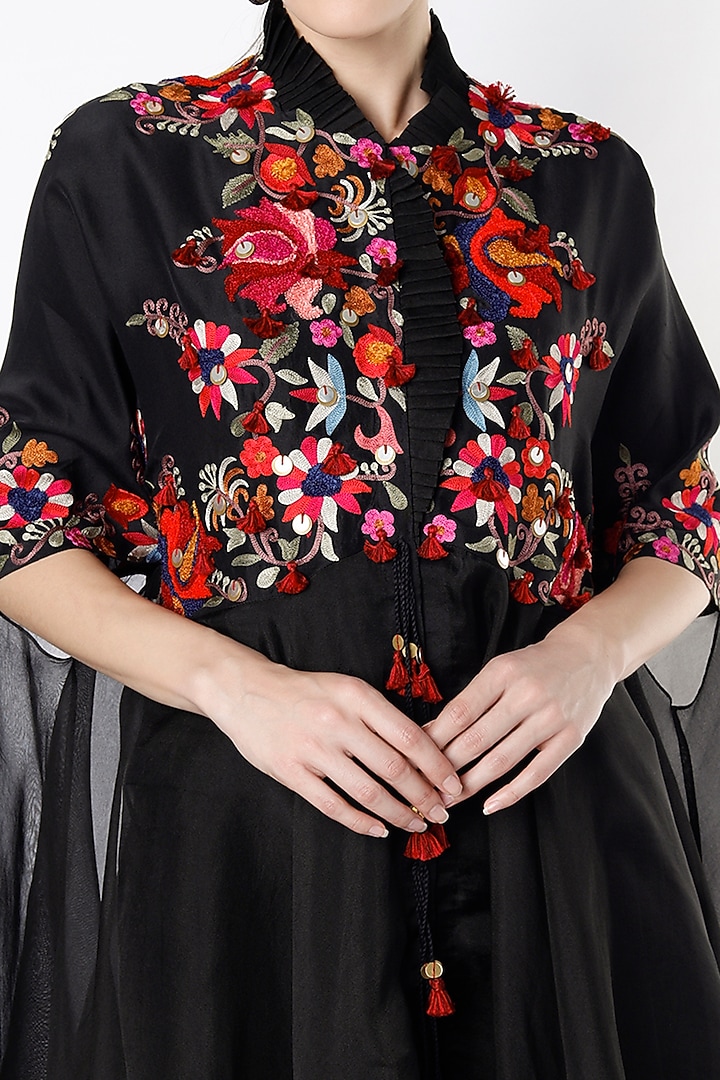 Black Embroidered Cape Set by Minaxi Dadoo at Pernia's Pop Up Shop