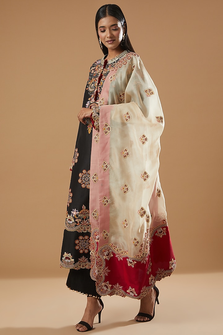 Black Embroidered Kurta Set by Minaxi Dadoo at Pernia's Pop Up Shop