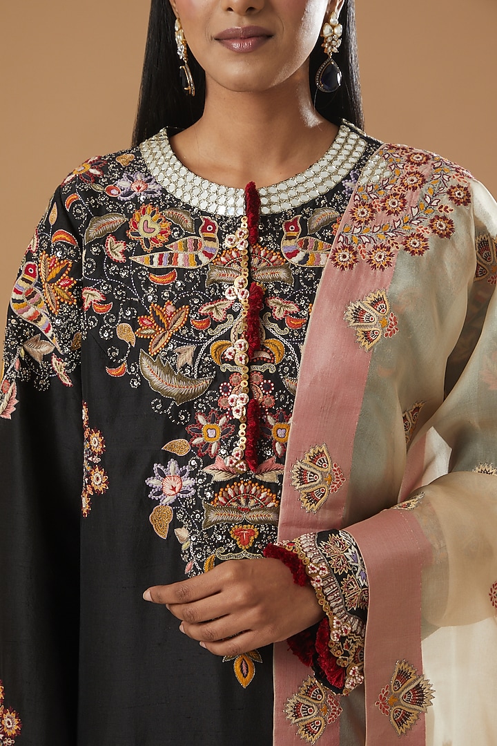 Black Embroidered Kurta Set by Minaxi Dadoo at Pernia's Pop Up Shop