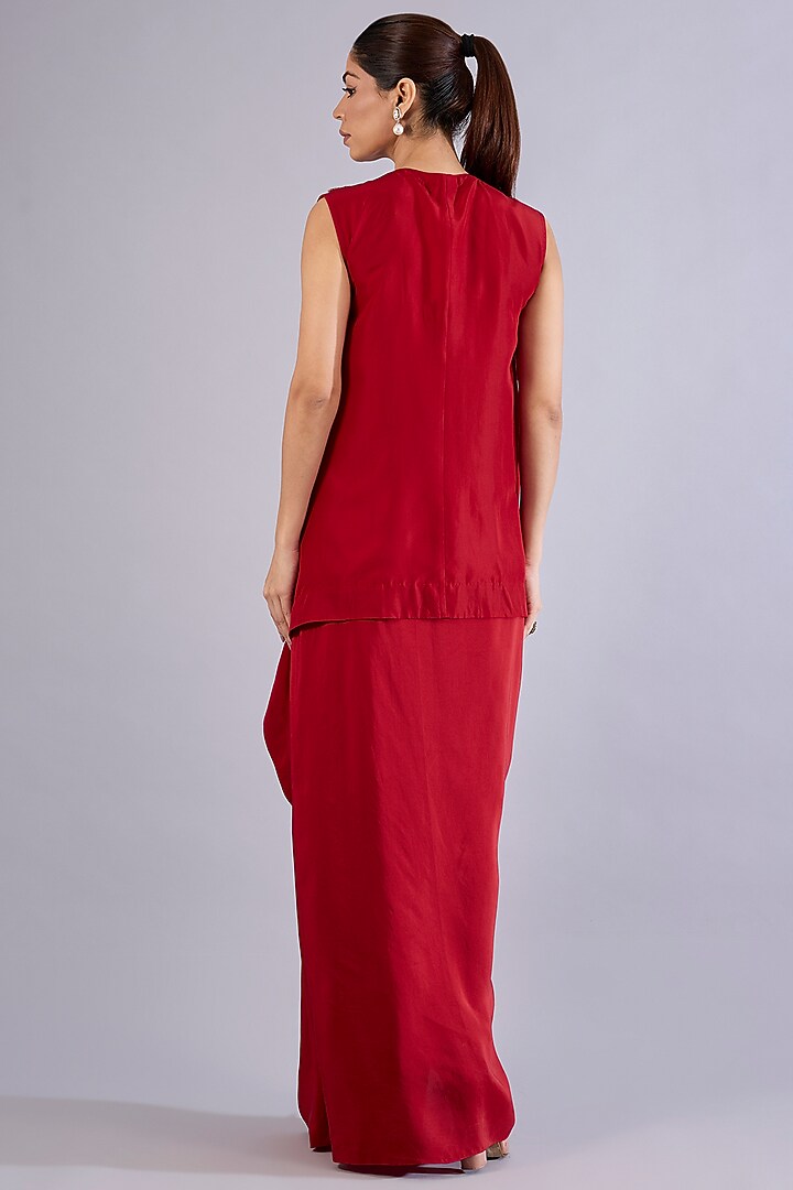 Red Organza Thread & Zari Work Cape Set by Minaxi Dadoo at Pernia's Pop Up Shop