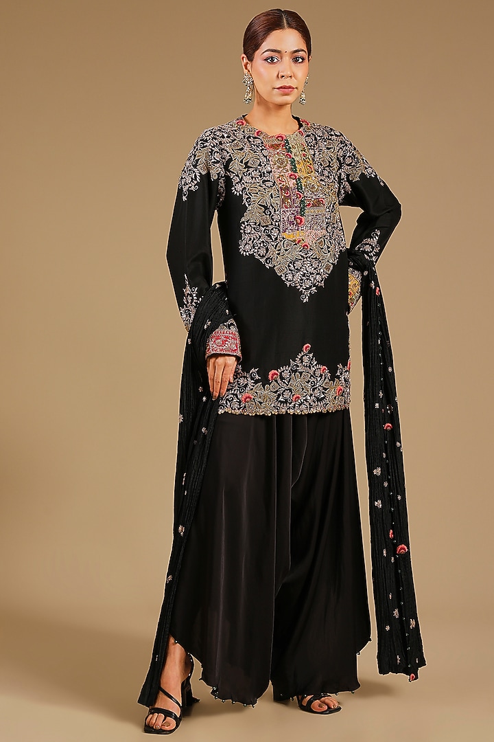 Black Dupion Threadwork Short Kurta Set by Minaxi Dadoo at Pernia's Pop Up Shop