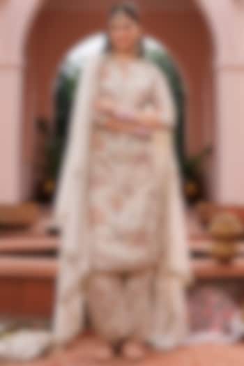 Golden Royal Chinon Floral Embroidered Kurta Set by MeenaGurnam at Pernia's Pop Up Shop