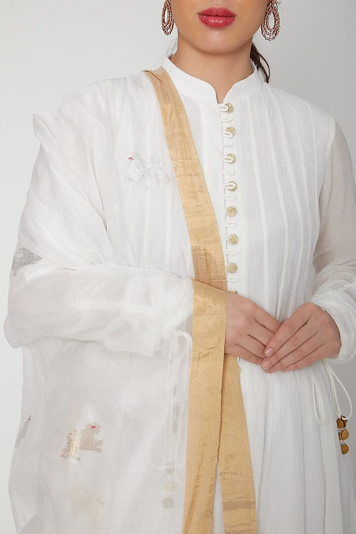White Handwoven Chanderi Dupatta by Mint n oranges at Pernia's Pop Up Shop