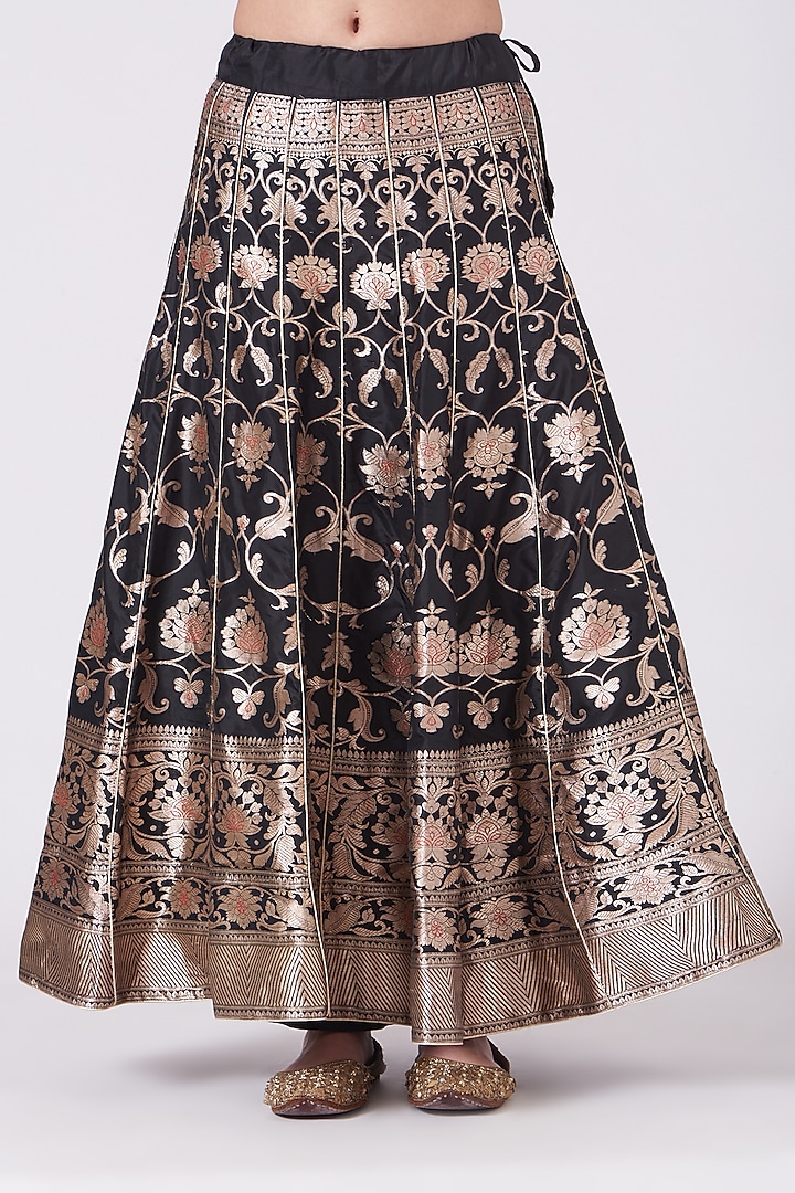 Black Handwoven Banarasi Silk Wedding Lehenga Set by Mint N Oranges at Pernia's Pop Up Shop