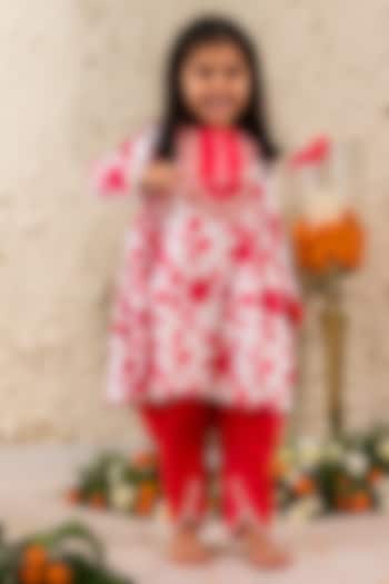 Red Glace Cotton Printed Kurta Set For Girls by MINI TRAILS at Pernia's Pop Up Shop