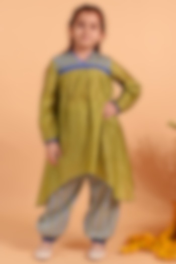 Green Cotton & Cotton Silk Embellished Bandhej Kurta Set For Girls by MINI TRAILS at Pernia's Pop Up Shop