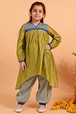 Green Cotton & Cotton Silk Embellished Bandhej Kurta Set For Girls by MINI TRAILS