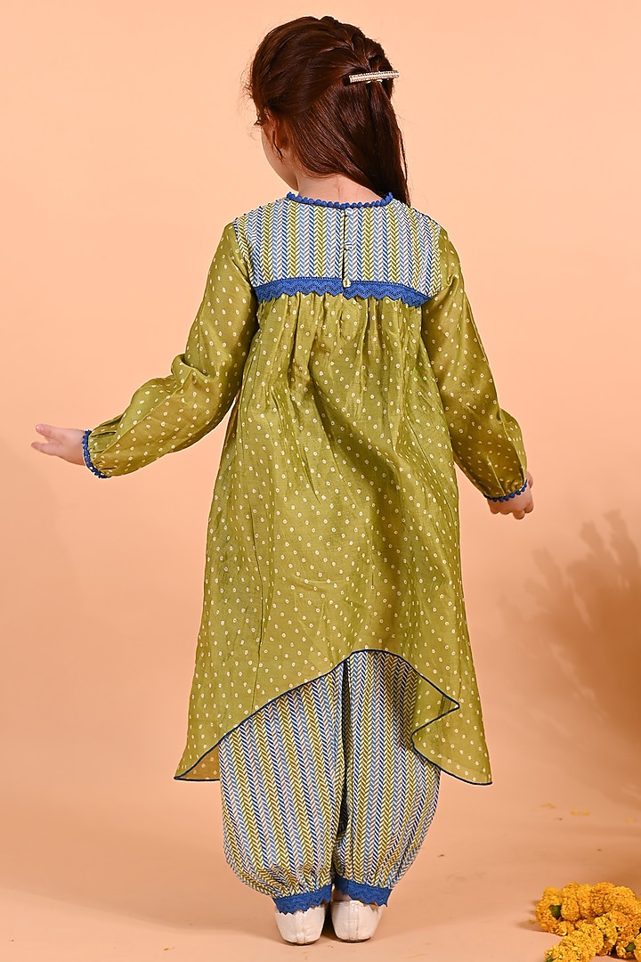 Green Cotton & Cotton Silk Embellished Bandhej Kurta Set For Girls by MINI TRAILS at Pernia's Pop Up Shop