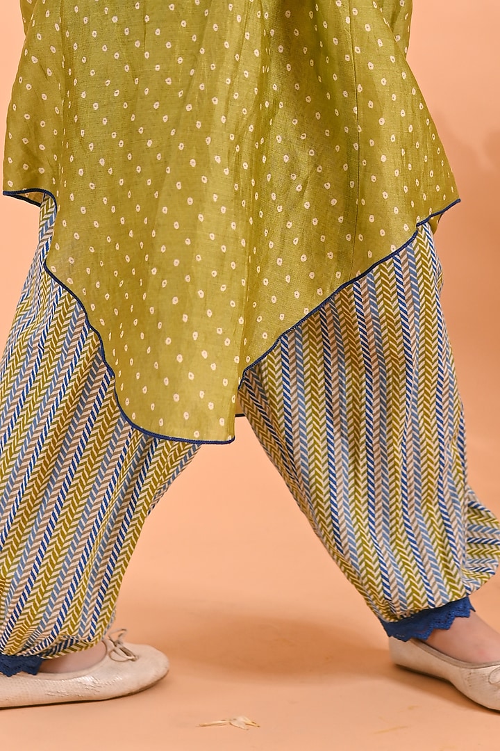 Green Cotton & Cotton Silk Embellished Bandhej Kurta Set For Girls by MINI TRAILS at Pernia's Pop Up Shop